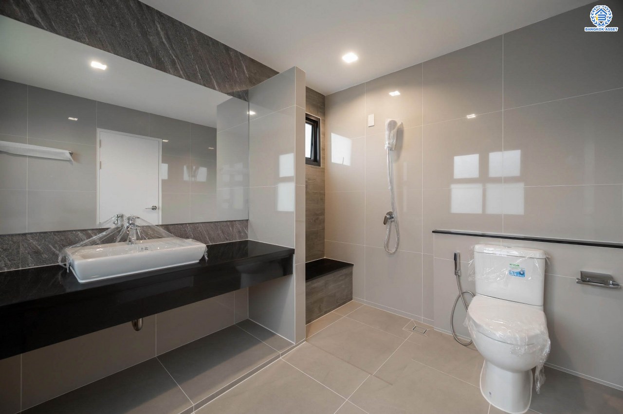 บ้านมือสองตกแต่งใหม่ โครงการ ลดาวัลย์ ปิ่นเกล้า-เพชรเกษม หลังมุม เนื้อที่ 102 ตร.ว. บนพื้นที่ใช้สอย 243.08 ตร.ม. ฟังก์ชัน 4 ห้องนอน 4 ห้องน้ำ 1 ห้องแม่บ้าน จอดรถได้ 2 คัน สภาพแวดล้อมดี ทำเลติดถนนกาญจนาภิเษก เดินทางเข้าสู่เมืองได้สะดวกเชื่อมต่อ ถนนเพชรเกษม ถนนราชพฤกษ์ ถนนกัลปพฤกษ์ ใกล้เดอะมอลล์บางแค ใกล้รถไฟฟ้าสายสีน้ำเงิน "สถานีหลักสอง" และ จุดขึ้นทางด่วน "ศรีรัช"